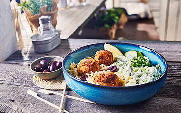 Griechische Bohnenbällchen mit Kritharaki und Tsatsiki