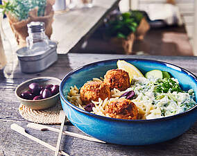 Griechische Bohnenbällchen mit Kritharaki und Tsatsiki