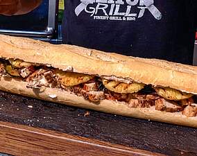 Saftiges Grill-Baguette mit Hähnchenbrustfilet und mediterranem Gemüse