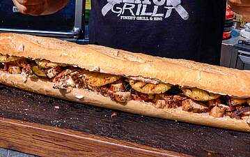 Saftiges Grill-Baguette mit Hähnchenbrustfilet und mediterranem Gemüse