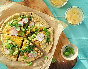 Rezept für Kichererbsen-Pizza mit Rucola & Radieschen Kichererbsen-Pizza mit Rucola & Radieschen