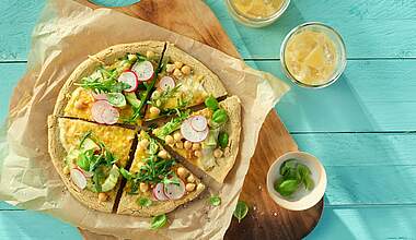 Kichererbsen-Pizza mit Rucola & Radieschen