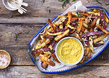 Knusprige Gemüse-Pommes aus Möhren, Süßkartoffeln und einer Parmesan-Kruste