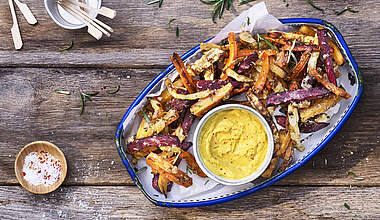 Knusprige Gemüse-Pommes aus Möhren, Süßkartoffeln und einer Parmesan-Kruste