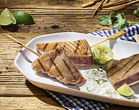 Rezept für Gegrillte Thunfisch-Spieße mit Ingwer-Limetten-SourCream Gegrillte Thunfisch-Spieße mit Ingwer-Limetten-SourCream