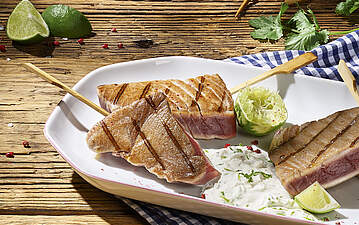 Gegrillte Thunfisch-Spieße mit Ingwer-Limetten-SourCream