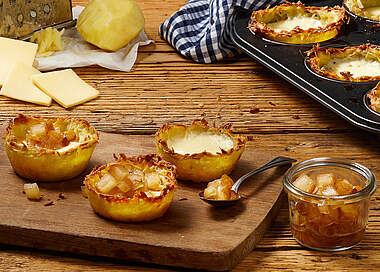 Herzhafte Rösti-Muffins mit Käse und karamellisierten Birnen überbacken
