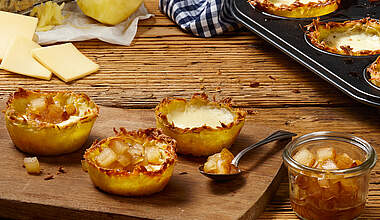 Herzhafte Rösti-Muffins mit Käse und karamellisierten Birnen überbacken