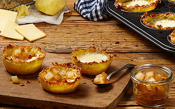 Herzhafte Rösti-Muffins mit Käse und karamellisierten Birnen überbacken