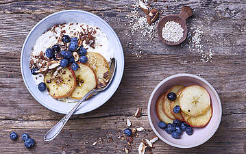 Frühstücks-Bowl aus Hirse-Porridge mit Apfel und Blaubeeren