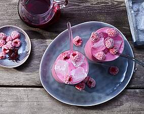 Rezept für Pink Drink mit Buttermilch Himbeere & Hibiskusblüten-Tee Pink Drink mit Buttermilch Himbeere & Hibiskusblüten-Tee