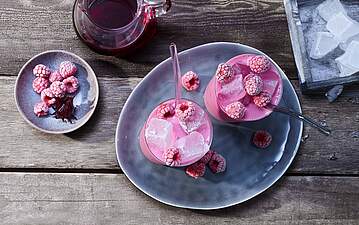 Pink Drink mit Buttermilch Himbeere & Hibiskusblüten-Tee