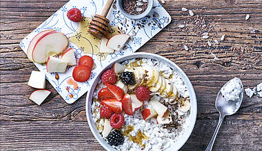 Power-Müsli mit Körnigem Frischkäse und Honig