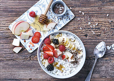 Power-Müsli mit Körnigem Frischkäse und Honig