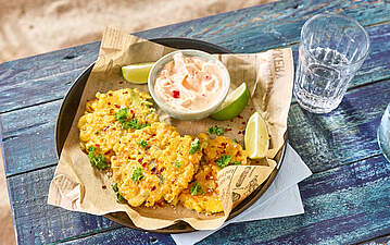 Cheesy Maispuffer mit Paprika-Dip