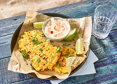 Cheesy Maispuffer mit Paprika-Dip