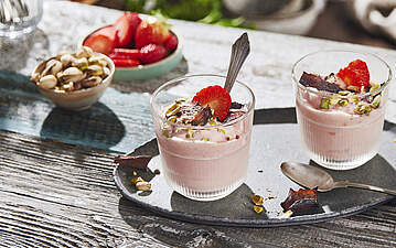 Bananen-Erdbeer-Dessert mit Bananenschalen-Crunch