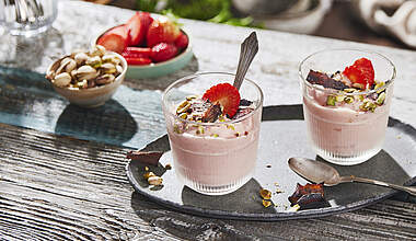 Bananen-Erdbeer-Dessert mit Bananenschalen-Crunch