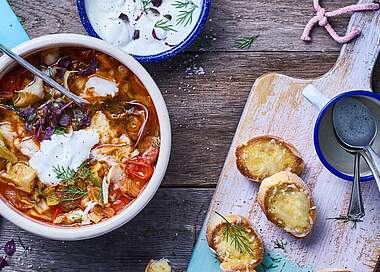 Cremige Fischsuppe mediterran mit Kircherbsen, Chorizo und Schmand
