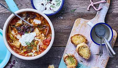 Cremige Fischsuppe mediterran mit Kircherbsen, Chorizo und Schmand