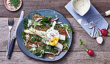 Spargel mit Linsen, Spinat, pochiertem Ei und Sahnesauce