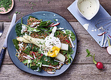 Spargel mit Linsen, Spinat, pochiertem Ei und Sahnesauce