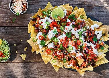 Überbackene Protein Nachos mit pikanter Tomaten-Salsa