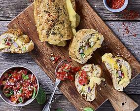 Gefülltes Käse-Baguette mit Tomaten-Salsa-Dip