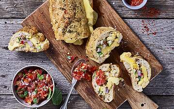 Gefülltes Käse-Baguette mit Tomaten-Salsa-Dip