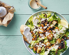 Veganer Caesar Salad mit cremigem Dressing und Kichererbsen