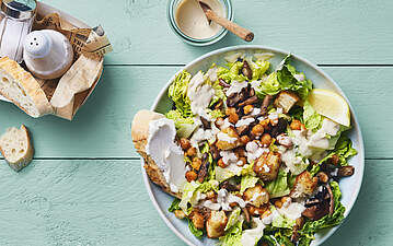 Veganer Caesar Salad mit cremigem Dressing und Kichererbsen
