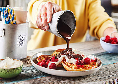 French Toast aus Burger Buns mit Schokosauce und Himbeeren