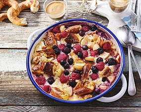 Süßer Auflauf mit Äpfeln, Brezeln und Beeren