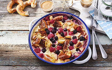 Süßer Auflauf mit Äpfeln, Brezeln und Beeren