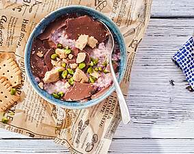 Schoko Magic Shell Porridge mit Pistazien-Topping