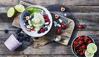 Frozen Skyr-Joghurt mit Limette und Heidelbeeren