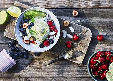 Frozen Skyr-Joghurt mit Limette und Heidelbeeren