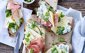 Käsebrot mit Birnen, Bohnen, Speck und Burlander