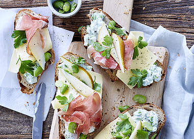 Käsebrot mit Birnen, Bohnen, Speck und Burlander
