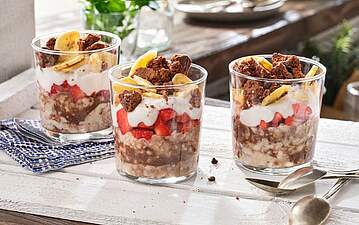 Schoko-Porridge mit Erdbeer-Banane-Topping im Glas