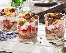 Schoko-Porridge mit Erdbeer-Banane-Topping im Glas