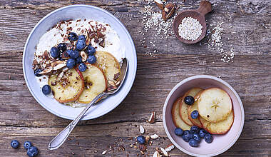 Frühstücks-Bowl aus Hirse-Porridge mit Apfel und Blaubeeren