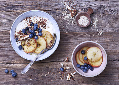 Frühstücks-Bowl aus Hirse-Porridge mit Apfel und Blaubeeren