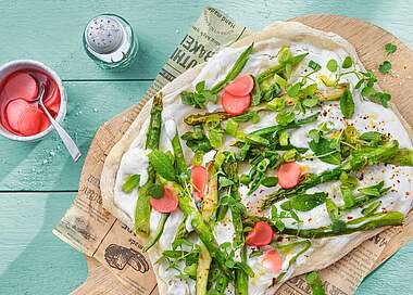 Veganer Frühlings-Flammkuchen mit grünem Spargel