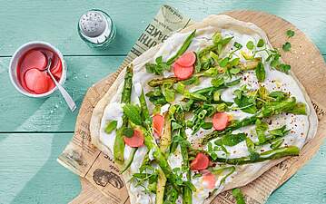 Veganer Frühlings-Flammkuchen mit grünem Spargel