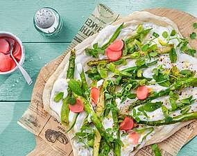 Veganer Frühlings-Flammkuchen mit grünem Spargel