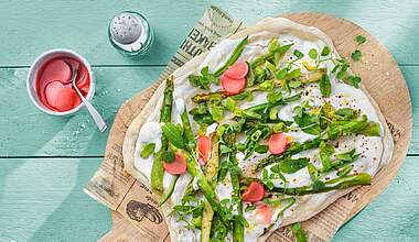 Veganer Frühlings-Flammkuchen mit grünem Spargel