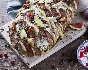 Rezept für Herzhaftes Käse-Zupfbrot mit Thymian, Feigen und Granatapfel-Dip Herzhaftes Käse-Zupfbrot mit Thymian, Feigen und Granatapfel-Dip