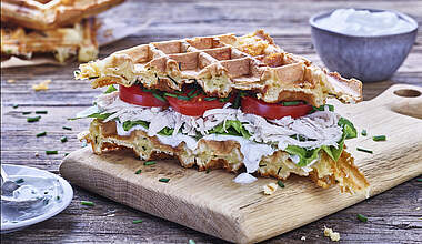 Waffel-Sandwich mit Skyr und pochierter Hähnchenbrust