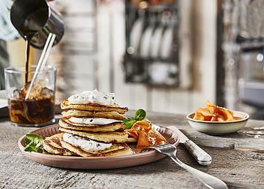 Herzhafte Kartoffel-Pancakes mit Karotten und Kräuterquark